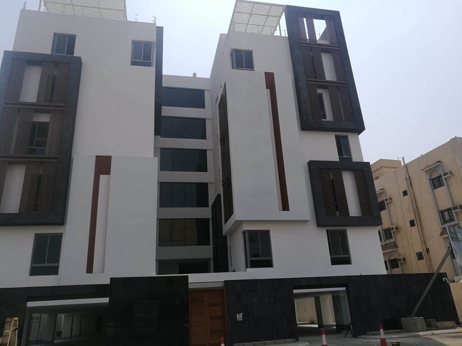 عمارة سكنية بواجهات معاصرة